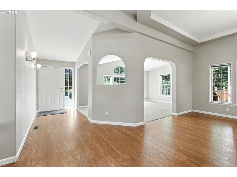 Living Room/Entrance