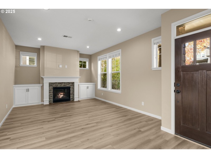 Living Room/Entrance