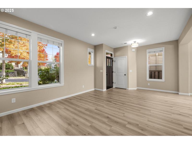 Living Room/Entrance