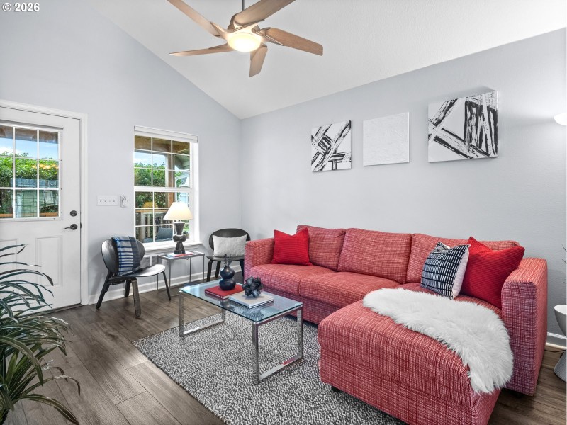 Living Room/Entrance