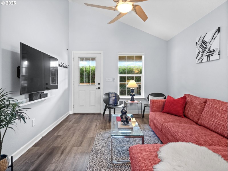 Living Room/Entrance