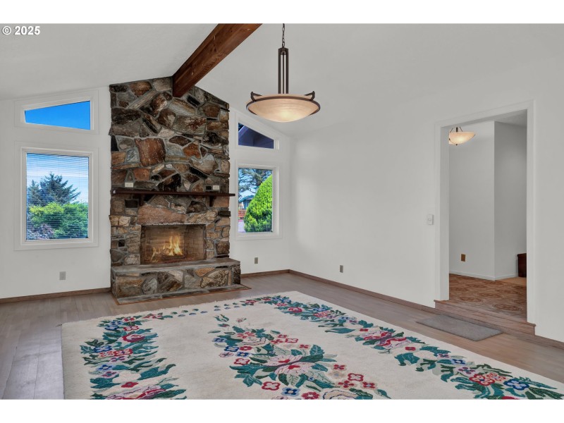 Living Room/Entrance