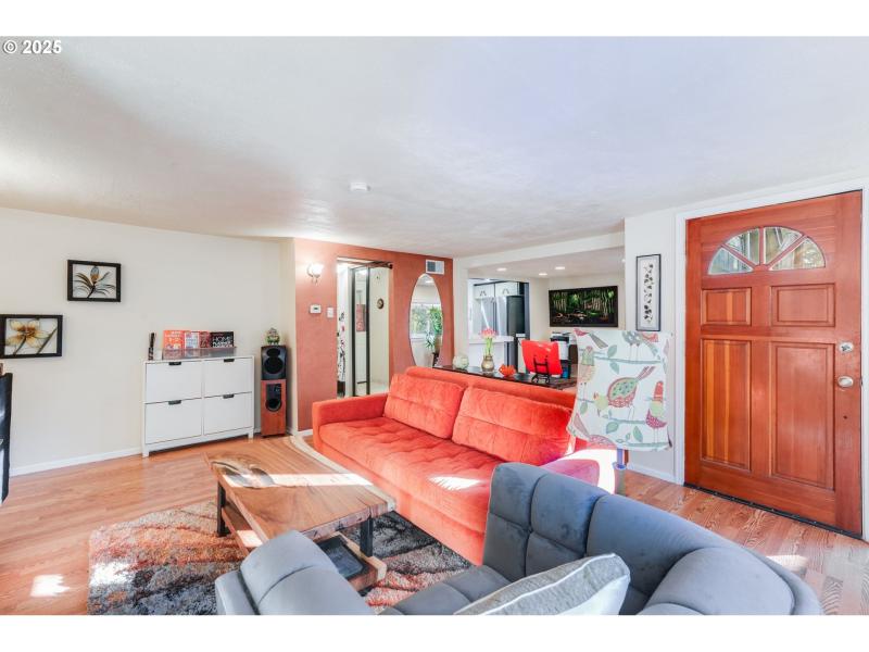 Living Room/Entrance