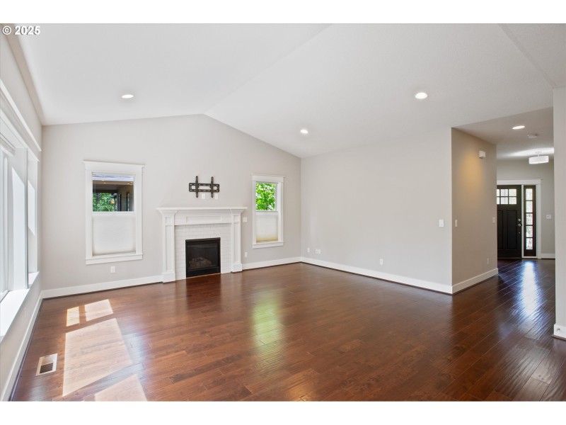 Living Room/Entrance