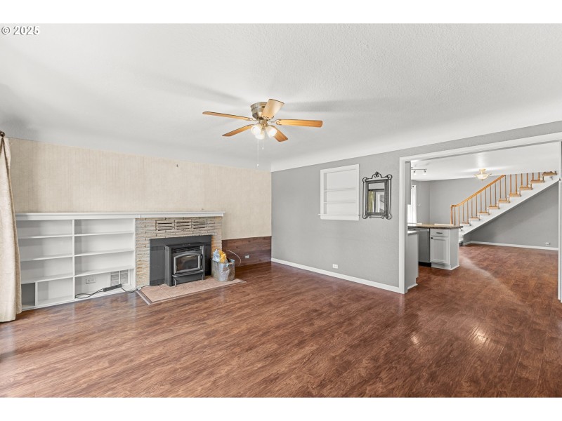 Living Room/Entrance
