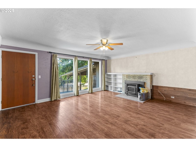 Living Room/Entrance