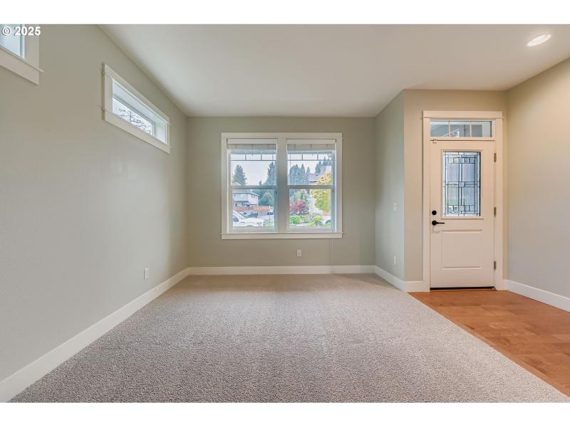 Living Room/Entrance