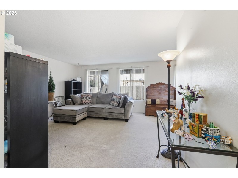 Living Room/Entrance