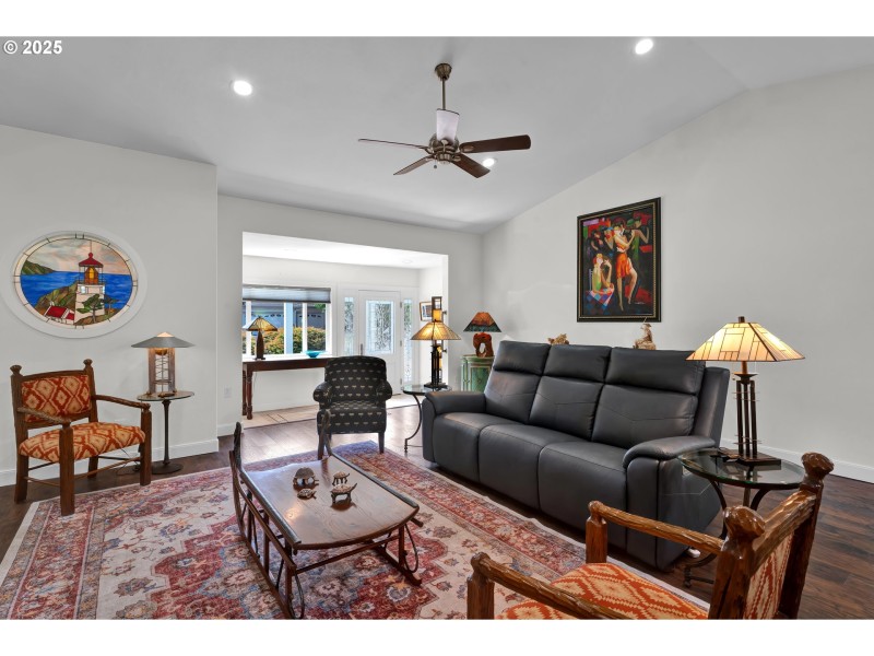 Living Room/Entrance