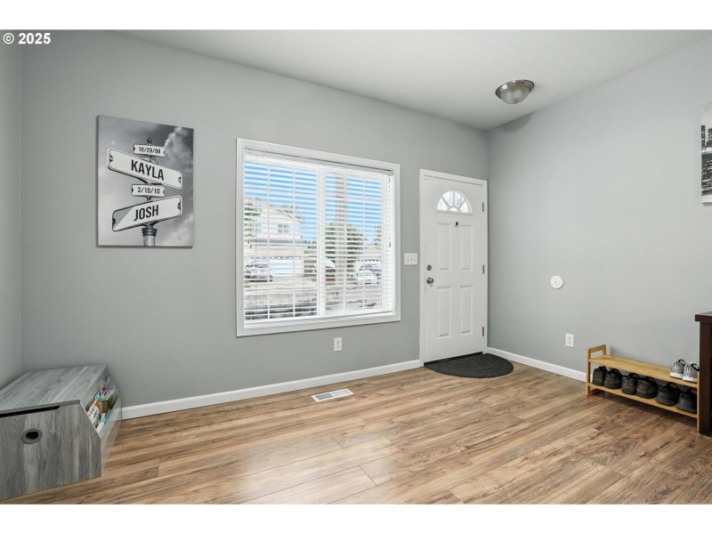Living Room/Entrance