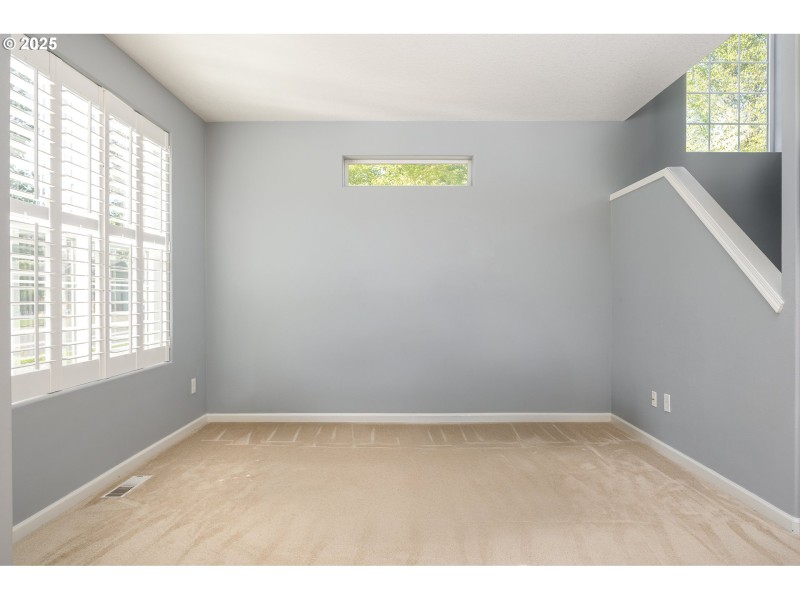 Living Room/Entrance