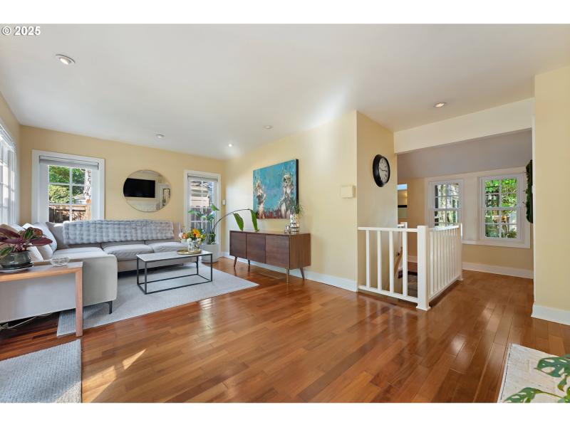 Living Room/Entrance
