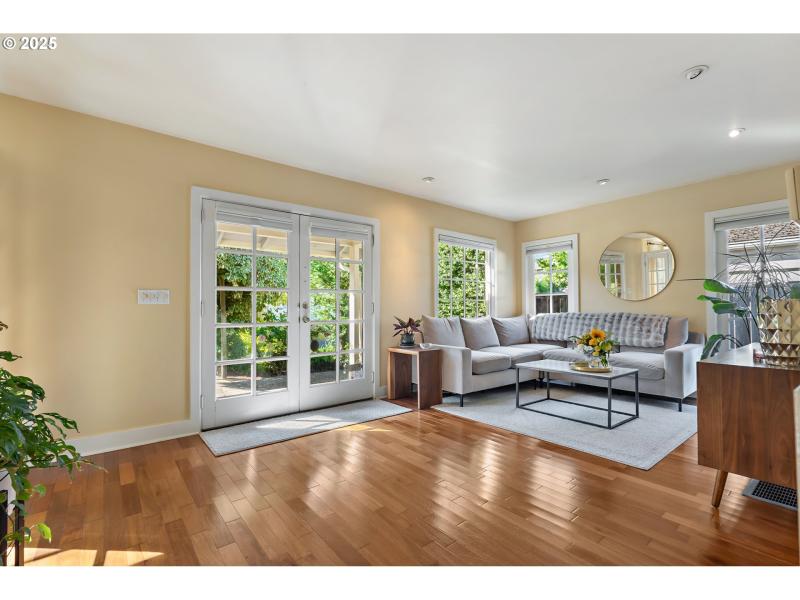 Living Room/Entrance