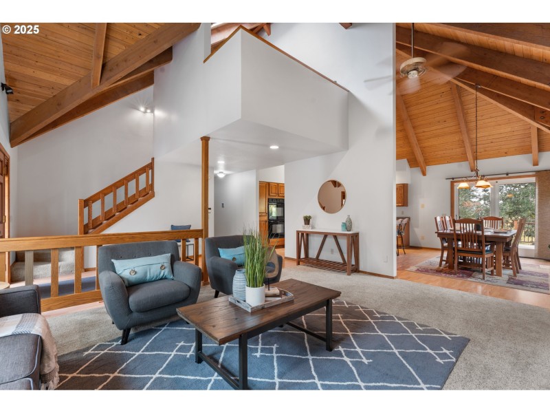 Living Room/Entrance