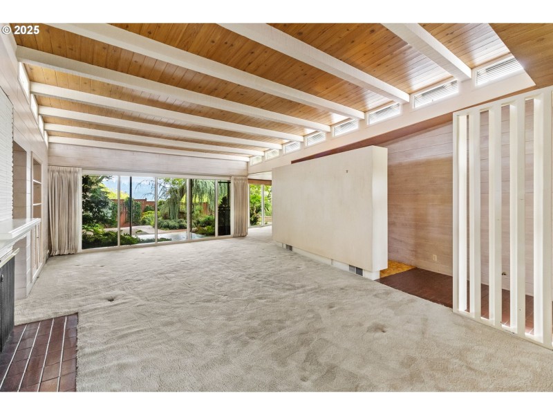 Living Room/Entrance