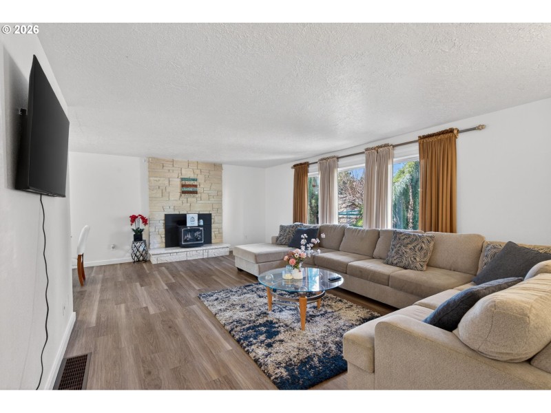 Living Room/Entrance