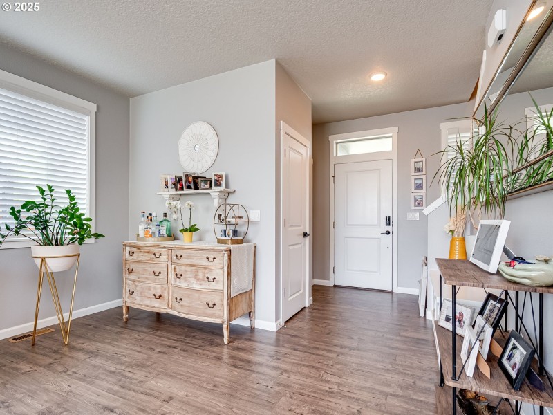 Living Room/Entrance