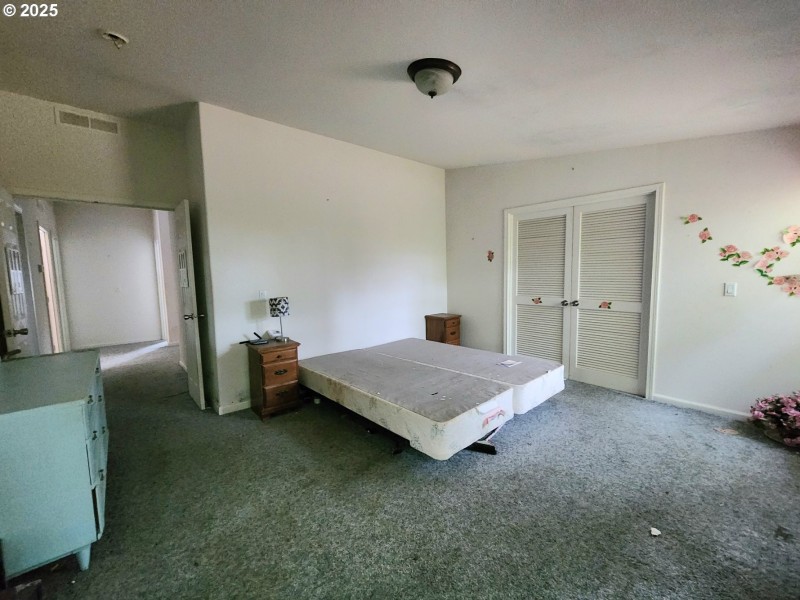 Bedroom, Primary