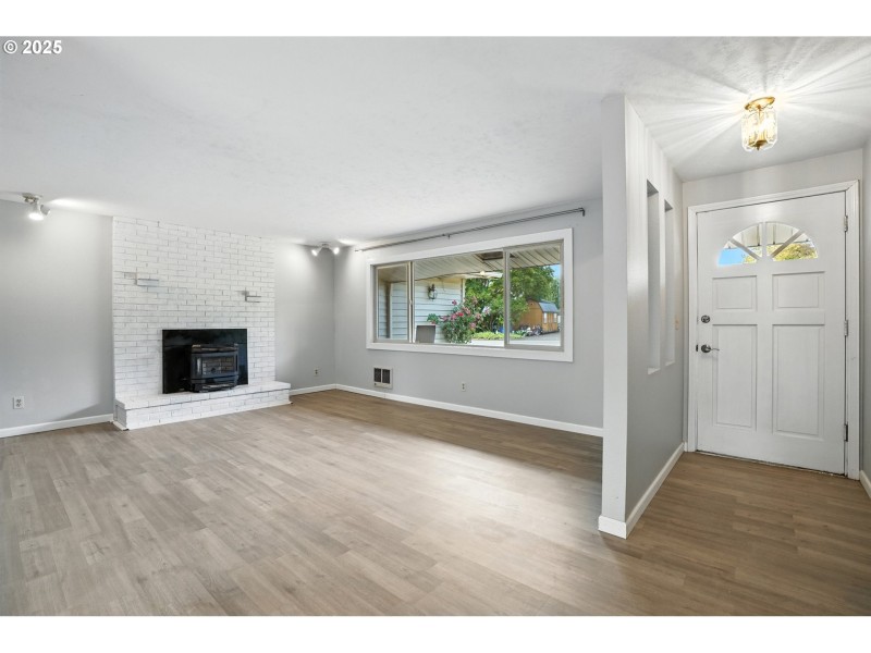 Living Room/Entrance