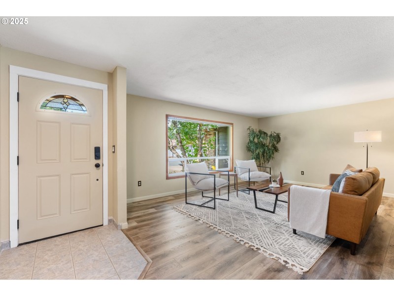 Living Room/Entrance