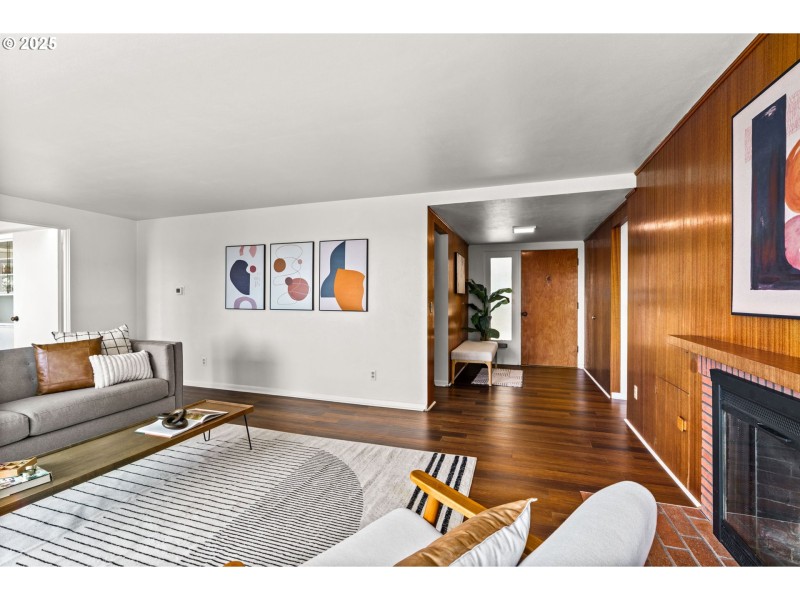 Living Room/Entrance
