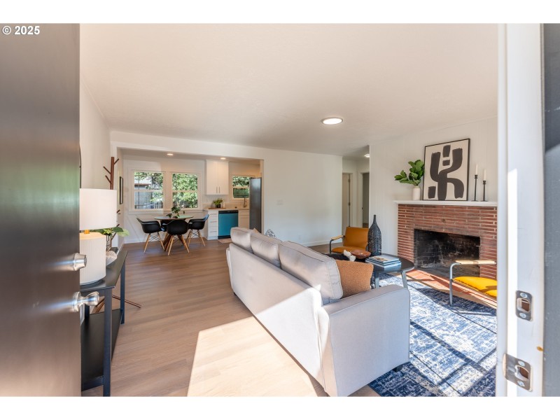 Living Room/Entrance