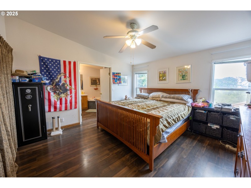 Bedroom, Primary