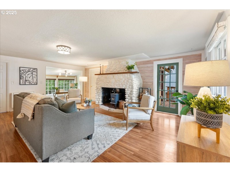 Living Room/Entrance