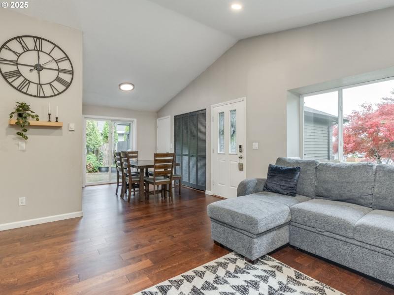 Living Room/Entrance