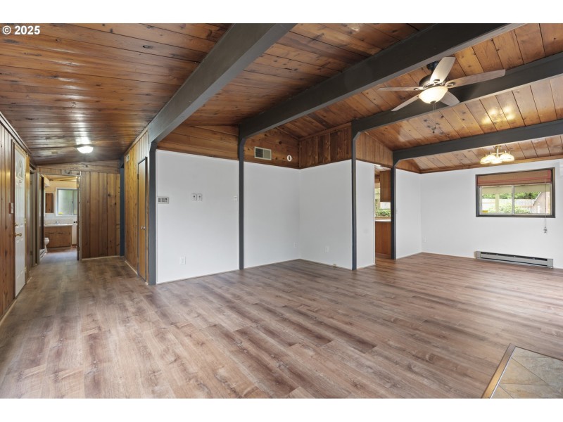 Living Room/Entrance
