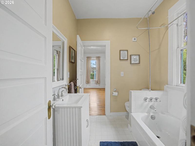 Bathroom, Continental