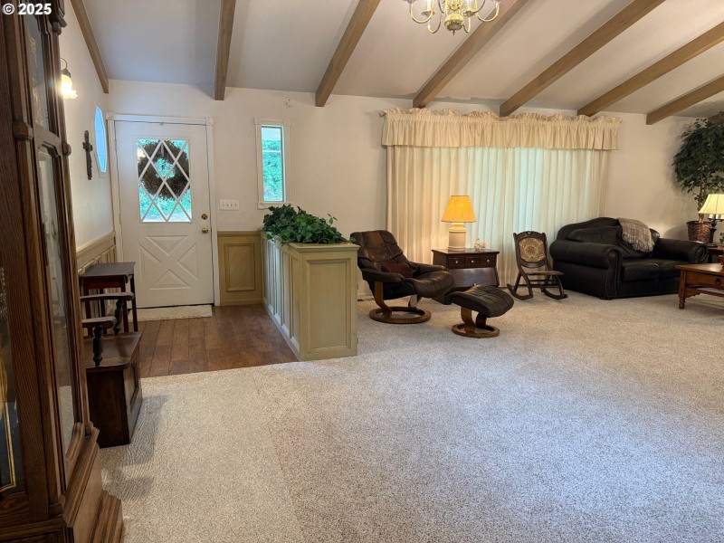 Living Room/Entrance