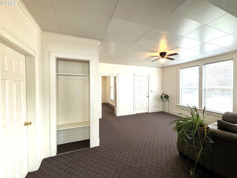 Living Room/Entrance