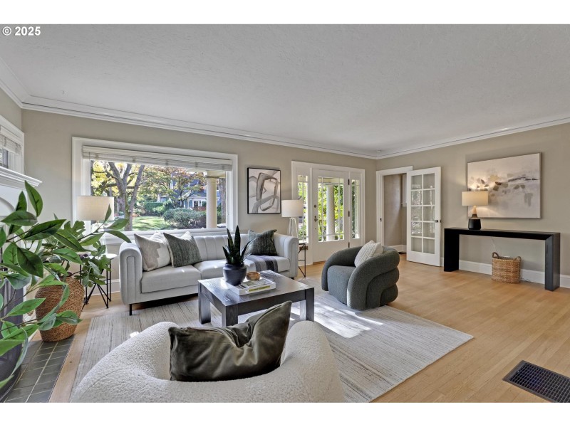 Living Room/Entrance