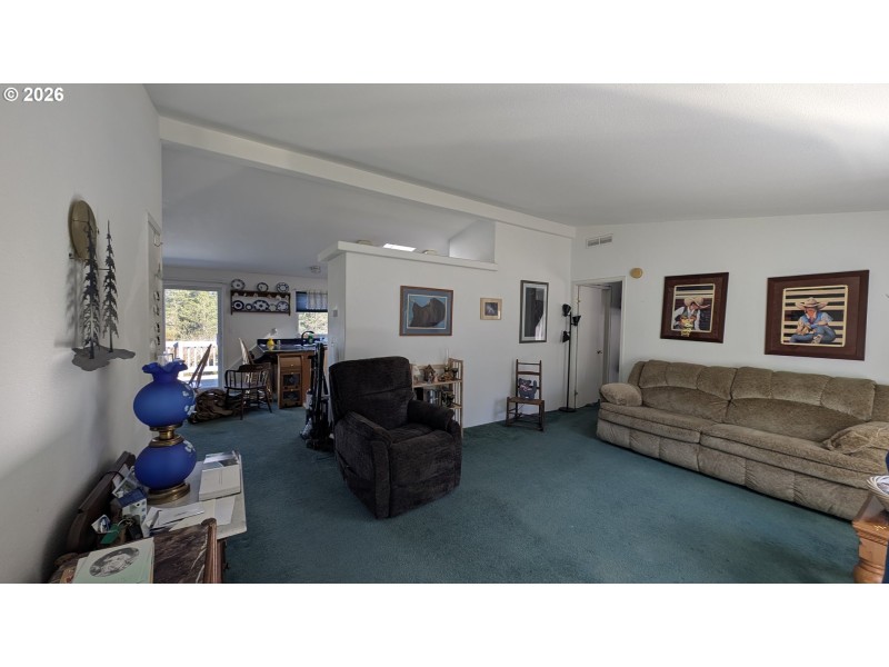 Living Room/Entrance