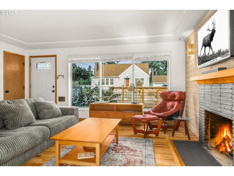 Living Room/Entrance