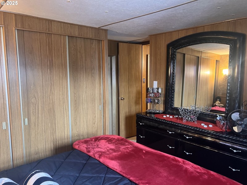 Bedroom, Primary