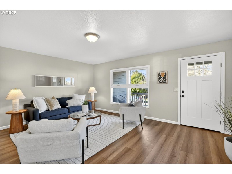 Living Room/Entrance