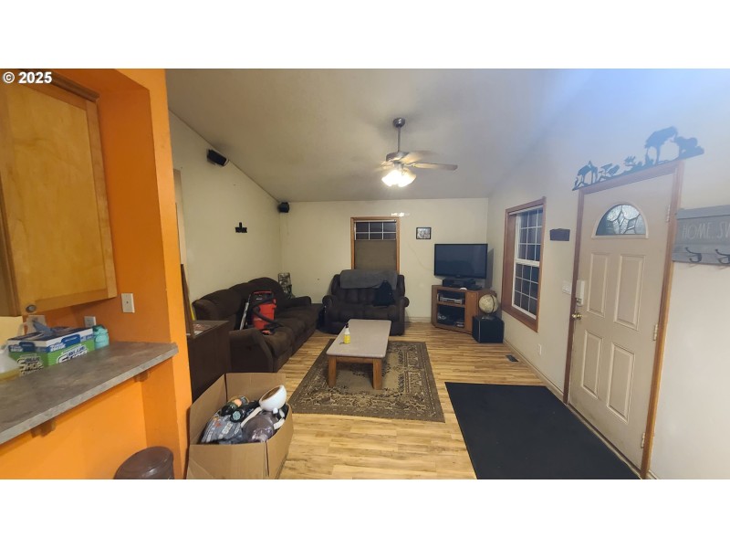 Living Room/Entrance