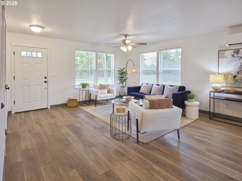 Living Room/Entrance