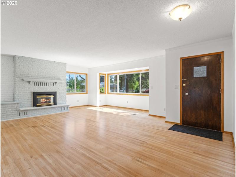 Living Room/Entrance