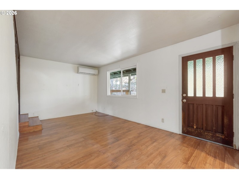 Living Room/Entrance