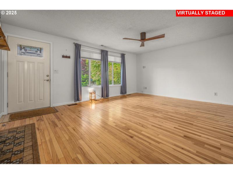 Living Room/Entrance