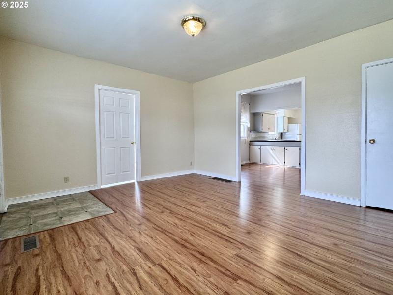 Living Room/Entrance