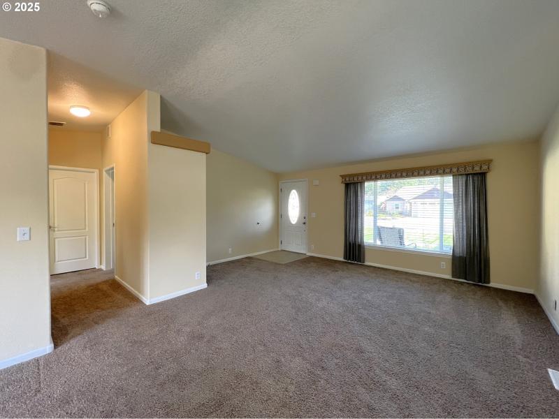 Living Room/Entrance