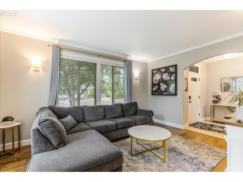 Living Room/Entrance