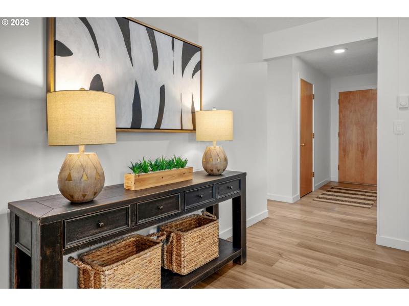 Living Room/Entrance