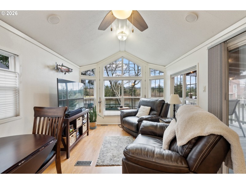 Living Room/Entrance