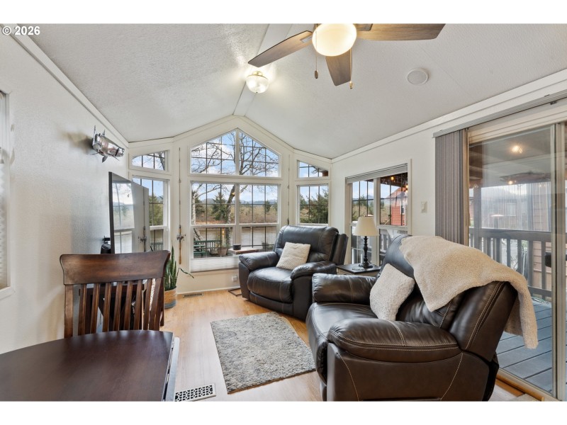 Living Room/Entrance