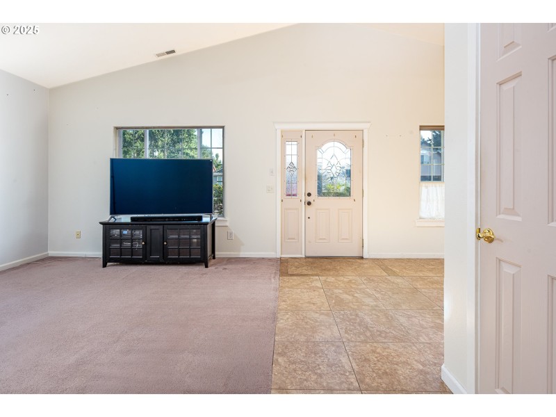 Living Room/Entrance